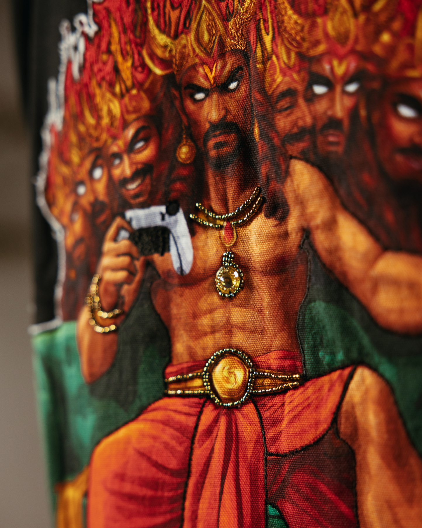 10 HEADS/ 20 MOODS - REGULAR FIT EMBROIDERED T-SHIRT